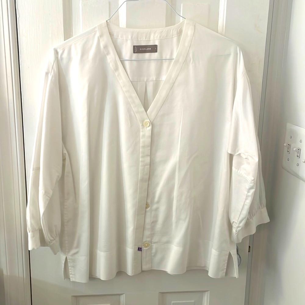 Everlane loose fit button front women’s blouse. Three-quarter length sleeves